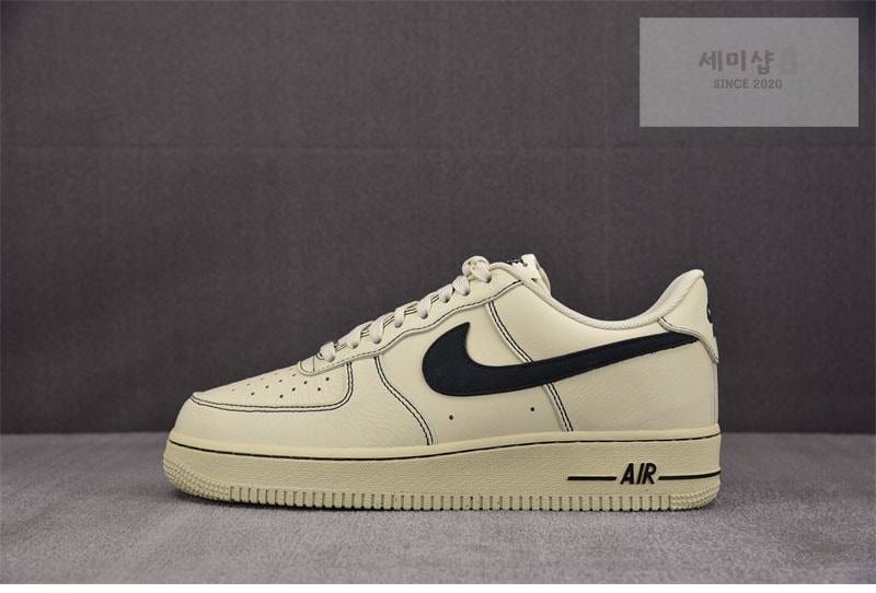 나이키 나이키 에어포스 1 로우 07 LV8 라이트 카키 블랙 HQ2037-200 신발 3번 이미지