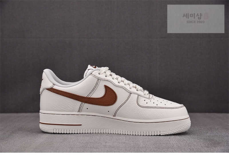 나이키 나이키 에어포스 1 로우 07 LV8 아이보리 새들 브라운 HQ2037-101 신발 1번 이미지
