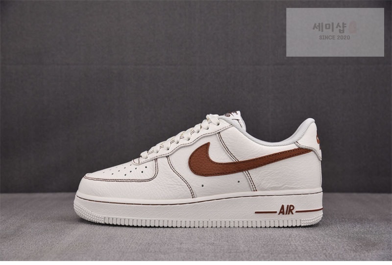 나이키 나이키 에어포스 1 로우 07 LV8 아이보리 새들 브라운 HQ2037-101 신발 4번 이미지