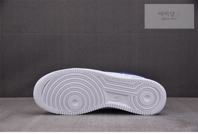 나이키 나이키 에어포스 1 로우 07 LV8 화이트 딥 로얄 블루 HQ2037-100 신발 5번 이미지
