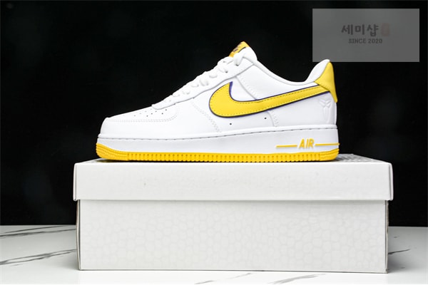 Nike 나이키 에어포스 1 x 코비 브라이언트 로우 레트로 QS 신발 24번 이미지