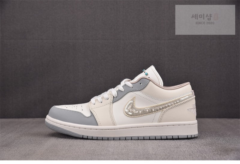 Nike 나이키 에어 조던 1 로우 우먼스 세일 소프트 펄 IH7323-100 신발 1번 이미지