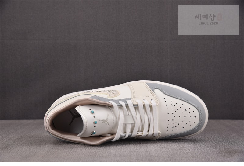 Nike 나이키 에어 조던 1 로우 우먼스 세일 소프트 펄 IH7323-100 신발 3번 이미지