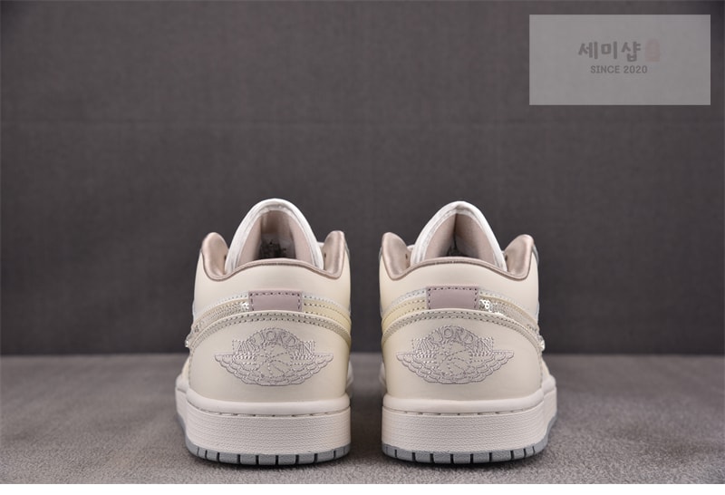 Nike 나이키 에어 조던 1 로우 우먼스 세일 소프트 펄 IH7323-100 신발 5번 이미지