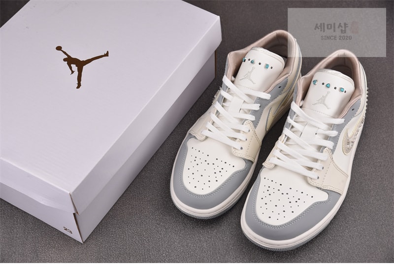Nike 나이키 에어 조던 1 로우 우먼스 세일 소프트 펄 IH7323-100 신발 13번 이미지