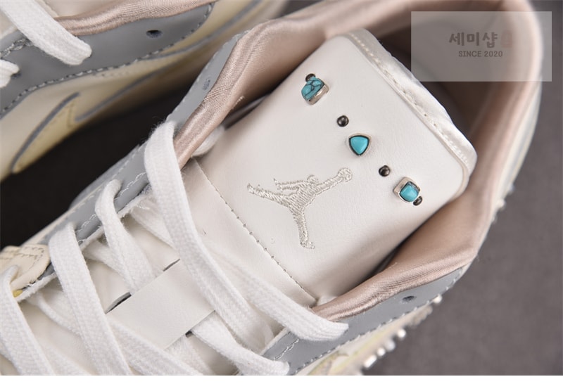 Nike 나이키 에어 조던 1 로우 우먼스 세일 소프트 펄 IH7323-100 신발 8번 이미지