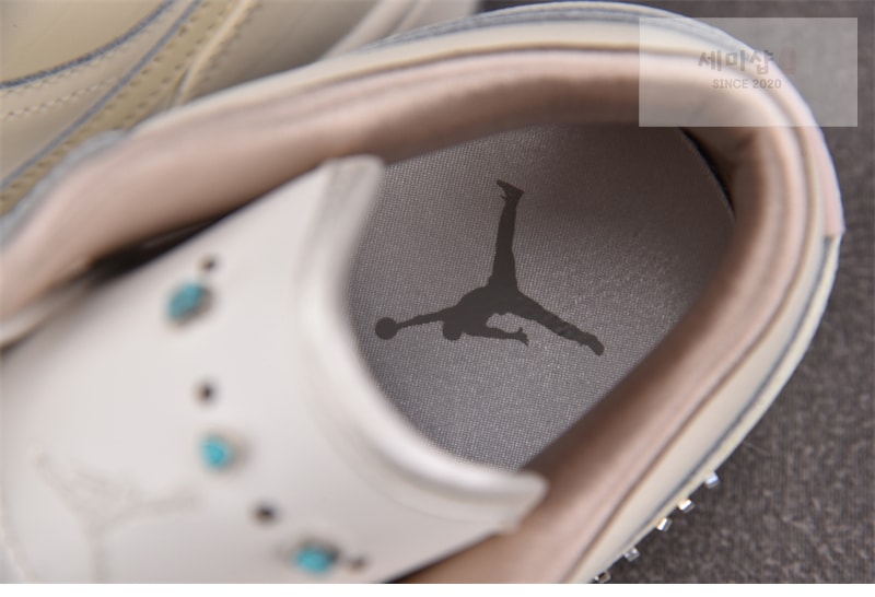 Nike 나이키 에어 조던 1 로우 우먼스 세일 소프트 펄 IH7323-100 신발 9번 이미지