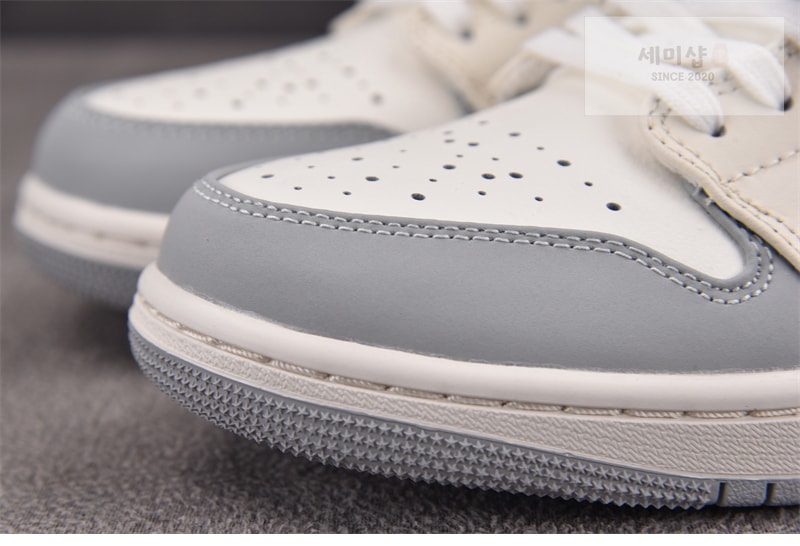 Nike 나이키 에어 조던 1 로우 우먼스 세일 소프트 펄 IH7323-100 신발 10번 이미지