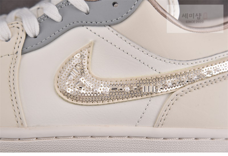 Nike 나이키 에어 조던 1 로우 우먼스 세일 소프트 펄 IH7323-100 신발 11번 이미지