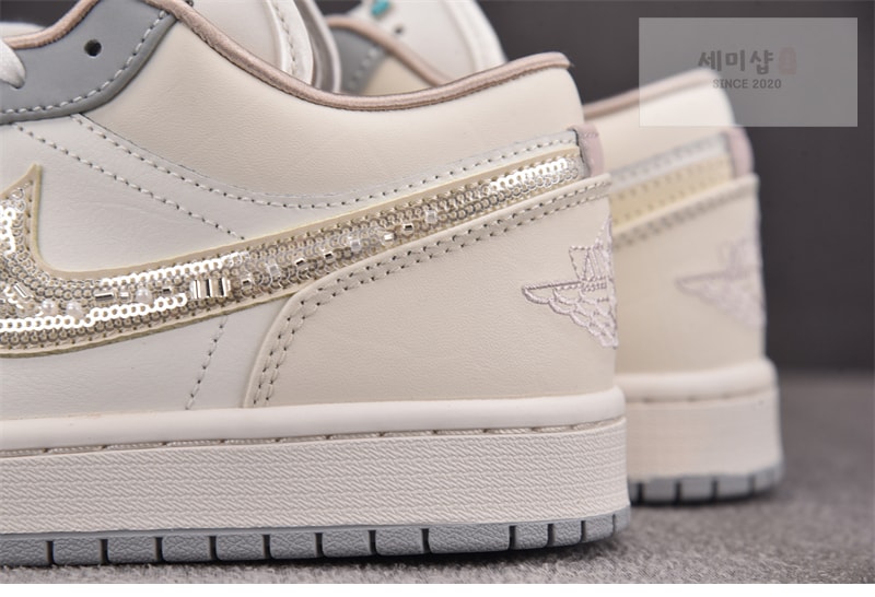 Nike 나이키 에어 조던 1 로우 우먼스 세일 소프트 펄 IH7323-100 신발 12번 이미지