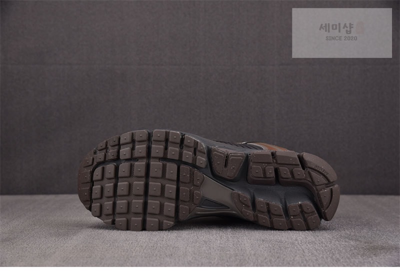 Nike 나이키 줌 보메로 5 케이브 스톤 HF5493-201 신발 3번 이미지