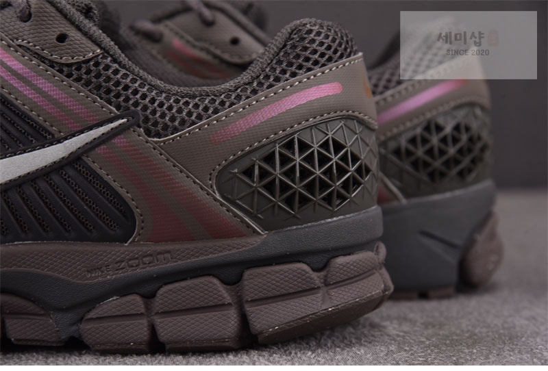 Nike 나이키 줌 보메로 5 케이브 스톤 HF5493-201 신발 8번 이미지