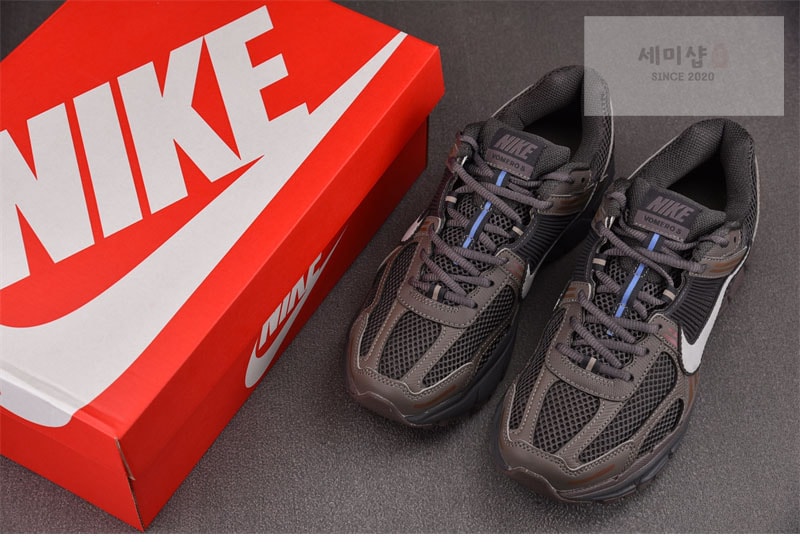 Nike 나이키 줌 보메로 5 케이브 스톤 HF5493-201 신발 9번 이미지