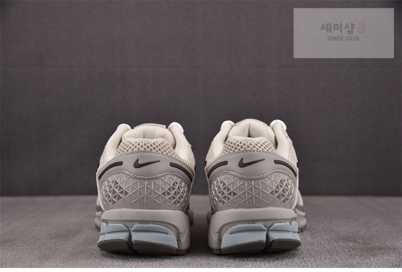 Nike 나이키 줌 보메로 5 SE 라이트 오어우드 브라운 FZ3653-104 신발 8번 이미지