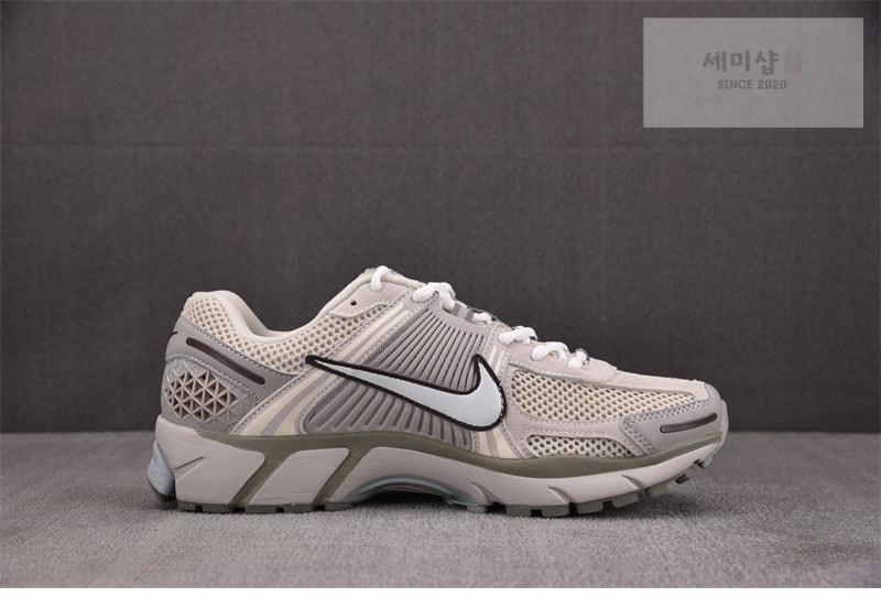 Nike 나이키 줌 보메로 5 SE 라이트 오어우드 브라운 FZ3653-104 신발 14번 이미지