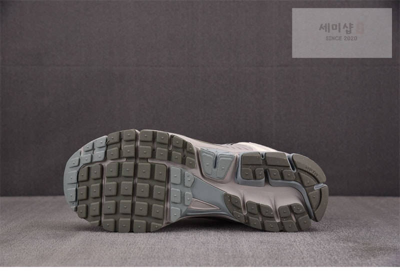 Nike 나이키 줌 보메로 5 SE 라이트 오어우드 브라운 FZ3653-104 신발 10번 이미지
