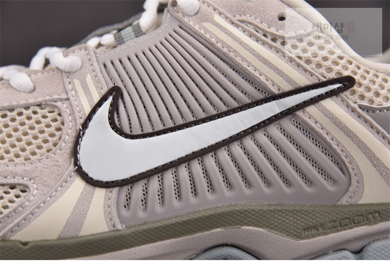 Nike 나이키 줌 보메로 5 SE 라이트 오어우드 브라운 FZ3653-104 신발 11번 이미지