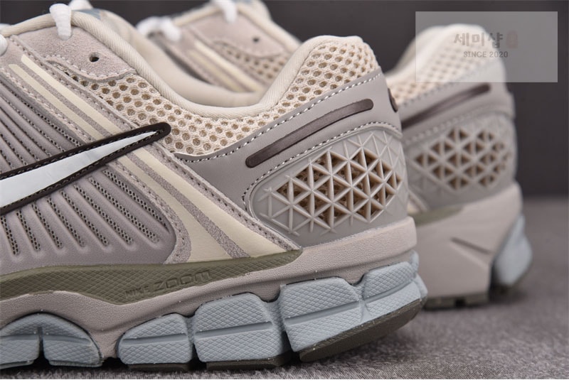 Nike 나이키 줌 보메로 5 SE 라이트 오어우드 브라운 FZ3653-104 신발 12번 이미지