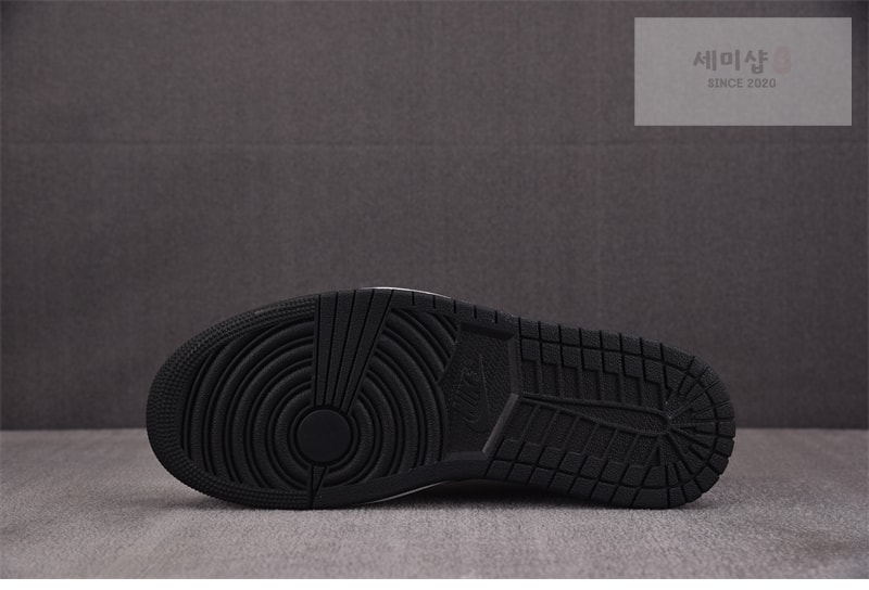 Nike 나이키 커스텀 에어조던 1 로우 x 루이비통 x 트래비스 스캇 DL2211-001 신발 4번 이미지