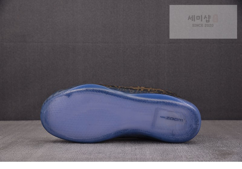Nike 나이키 코비 11 프로트로 블랙 앤 메탈릭 골드 IU4902-900 신발 5번 이미지