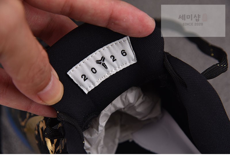 Nike 나이키 코비 11 프로트로 블랙 앤 메탈릭 골드 IU4902-900 신발 15번 이미지