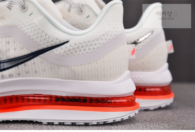 Nike 나이키 페가수스 프리미엄 서밋 화이트 브라이트 크림슨 HQ2592-101 신발 7번 이미지
