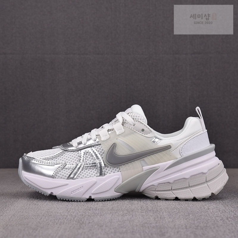 나이키 나이키 V2K 런메탈릭 실버/화이트 FD0736-104 신발 1번 이미지