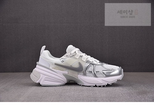 나이키 나이키 V2K 런메탈릭 실버/화이트 FD0736-104 신발 2번 이미지