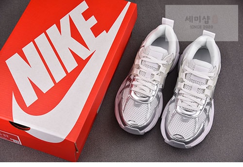 나이키 나이키 V2K 런메탈릭 실버/화이트 FD0736-104 신발 12번 이미지