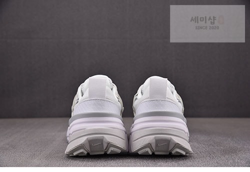 나이키 나이키 V2K 런메탈릭 실버/화이트 FD0736-104 신발 6번 이미지