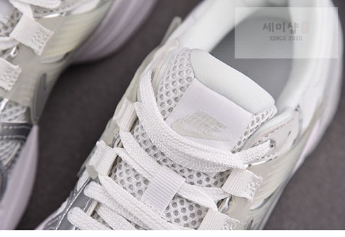 나이키 나이키 V2K 런메탈릭 실버/화이트 FD0736-104 신발 13번 이미지