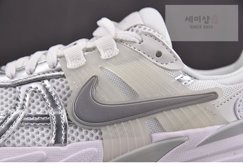 나이키 나이키 V2K 런메탈릭 실버/화이트 FD0736-104 신발 10번 이미지