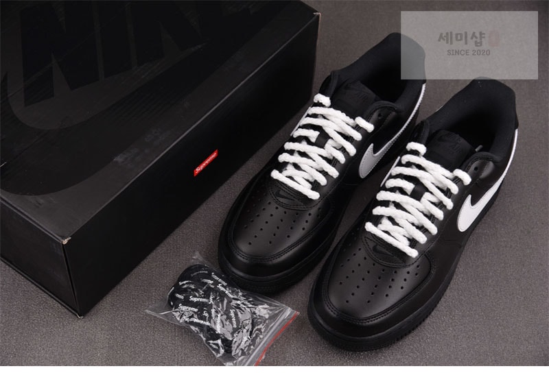 Nike 나이키 x 슈프림 에어포스 1 로우 SP 블랙/화이트 CU9225-001 신발 3번 이미지
