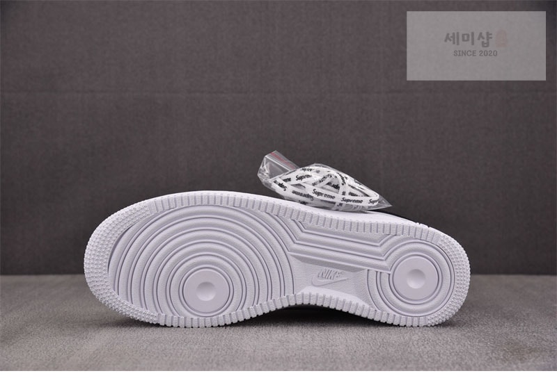 Nike 나이키 x 슈프림 에어포스 1 로우 SP 화이트/블랙 CU9225-102 신발 2번 이미지