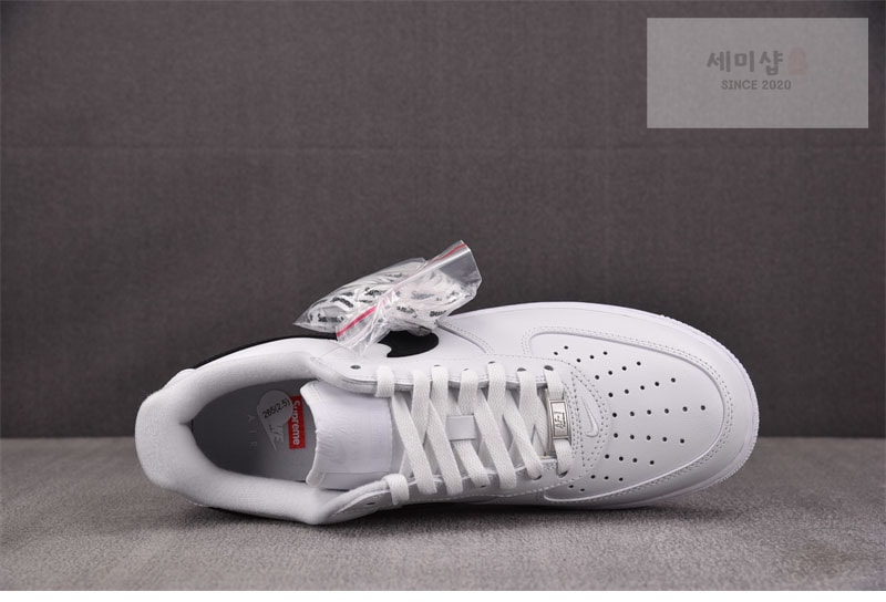 Nike 나이키 x 슈프림 에어포스 1 로우 SP 화이트/블랙 CU9225-102 신발 7번 이미지