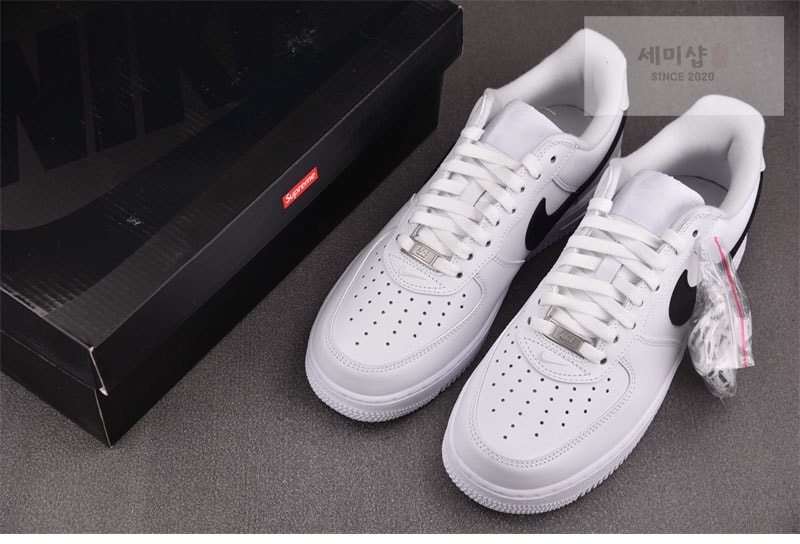 Nike 나이키 x 슈프림 에어포스 1 로우 SP 화이트/블랙 CU9225-102 신발 9번 이미지