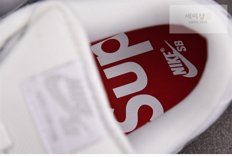 Nike 나이키 x 슈프림 SB 덩크 로우 메탈릭 실버 HQ8487-100 신발 4번 이미지
