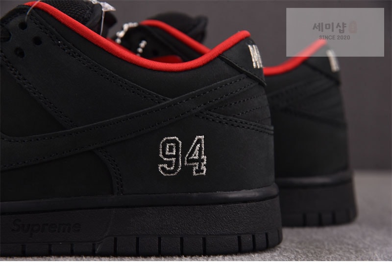 Nike 나이키 x 슈프림 SB 덩크 로우 94 블랙 HQ8487-001 신발 3번 이미지