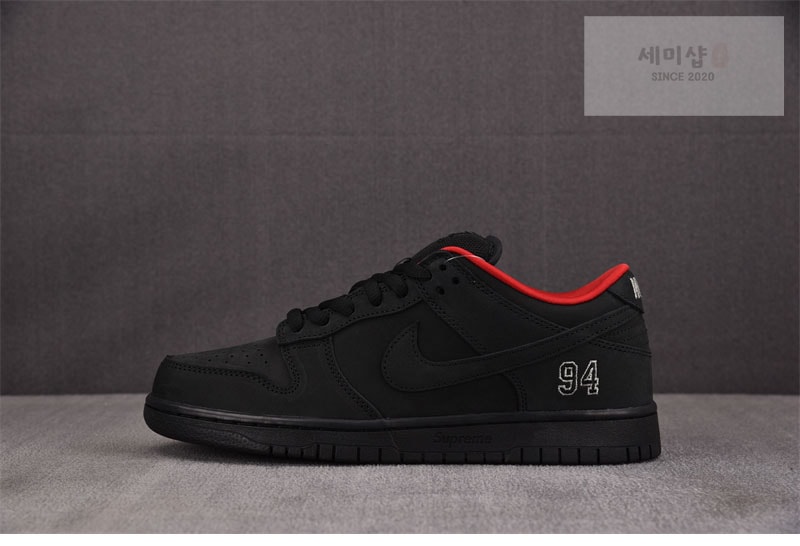 Nike 나이키 x 슈프림 SB 덩크 로우 94 블랙 HQ8487-001 신발 4번 이미지