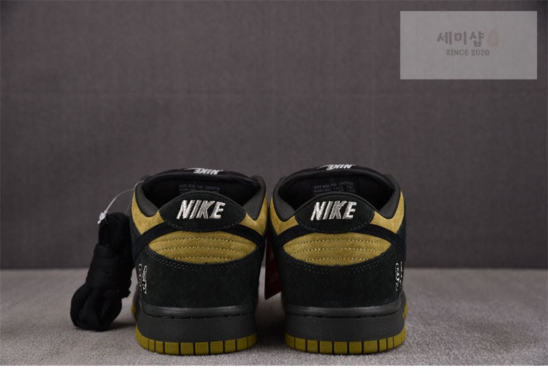 Nike 나이키 x 슈프림 SB 덩크 로우 94 캠퍼 그린 HQ8487-300 신발 4번 이미지