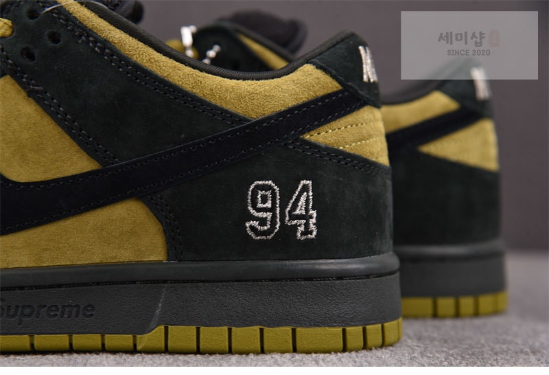 Nike 나이키 x 슈프림 SB 덩크 로우 94 캠퍼 그린 HQ8487-300 신발 13번 이미지