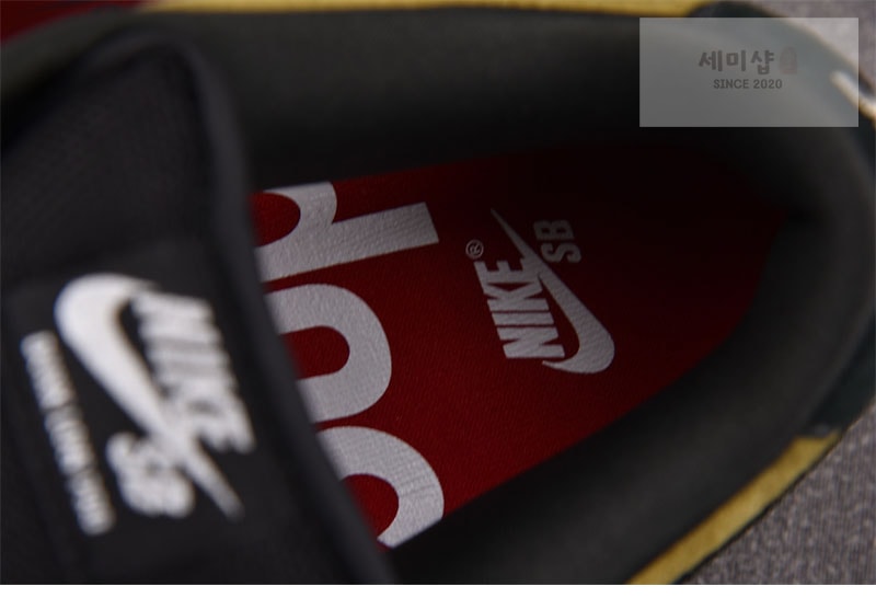 Nike 나이키 x 슈프림 SB 덩크 로우 94 캠퍼 그린 HQ8487-300 신발 12번 이미지