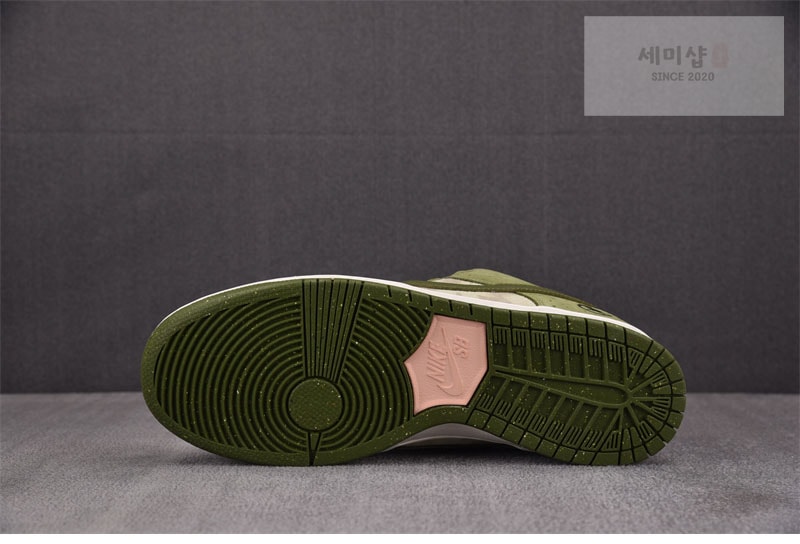 Nike 나이키 x 유토 호리 SB 덩크 로우 프로 QS 말차 HF8022-300 신발 4번 이미지