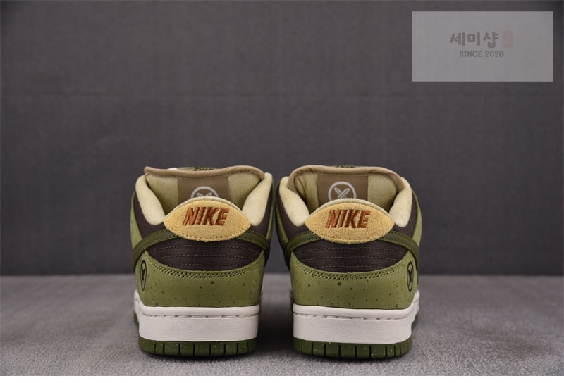 Nike 나이키 x 유토 호리 SB 덩크 로우 프로 QS 말차 HF8022-300 신발 5번 이미지