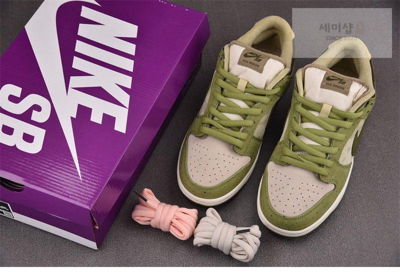 Nike 나이키 x 유토 호리 SB 덩크 로우 프로 QS 말차 HF8022-300 신발 7번 이미지
