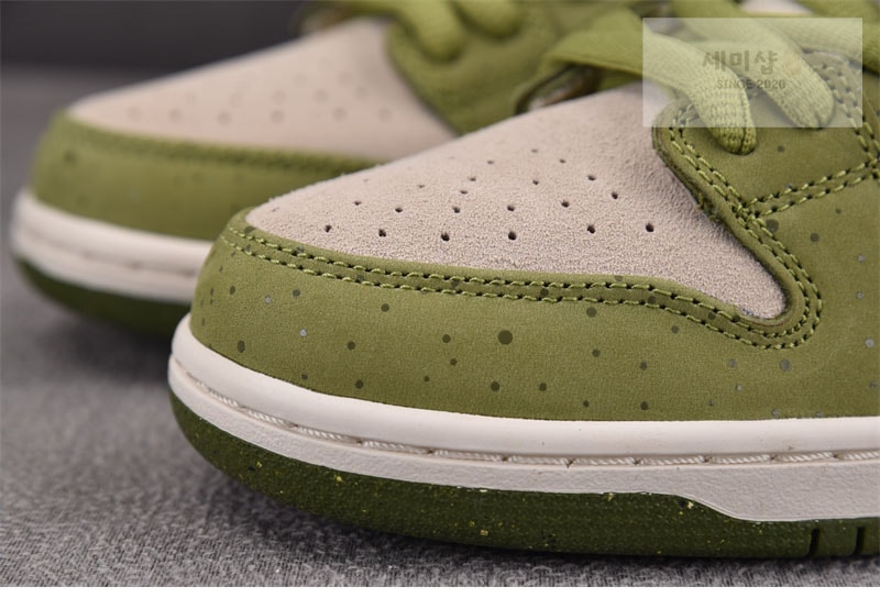 Nike 나이키 x 유토 호리 SB 덩크 로우 프로 QS 말차 HF8022-300 신발 10번 이미지