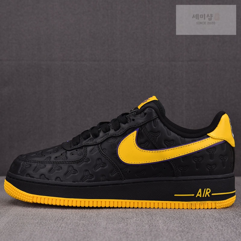 Nike 나이키 x 코비 브라이언트 에어포스 1 레이커스 어웨이 블랙 HV5122-001 신발 1번 이미지