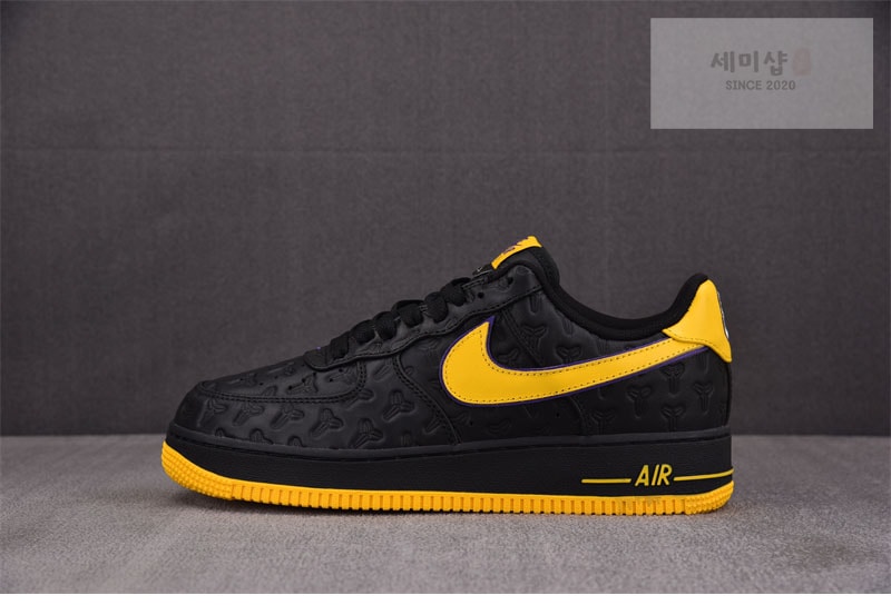 Nike 나이키 x 코비 브라이언트 에어포스 1 레이커스 어웨이 블랙 HV5122-001 신발 14번 이미지