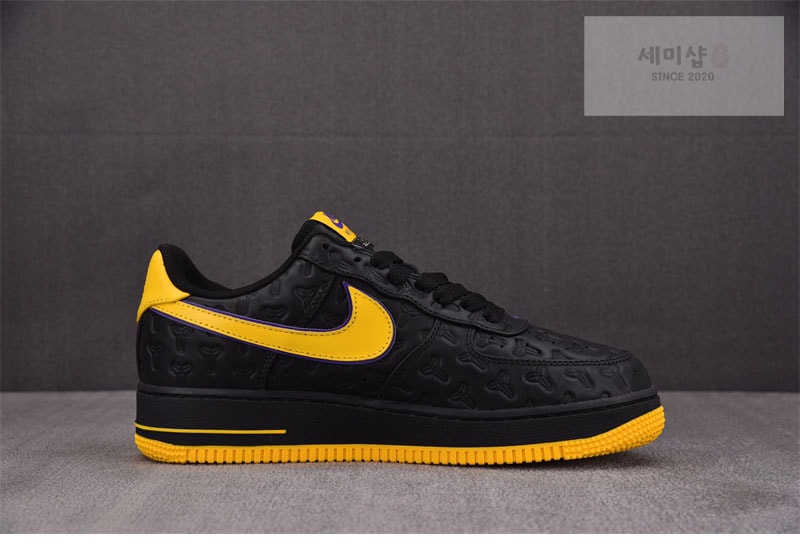 Nike 나이키 x 코비 브라이언트 에어포스 1 레이커스 어웨이 블랙 HV5122-001 신발 2번 이미지