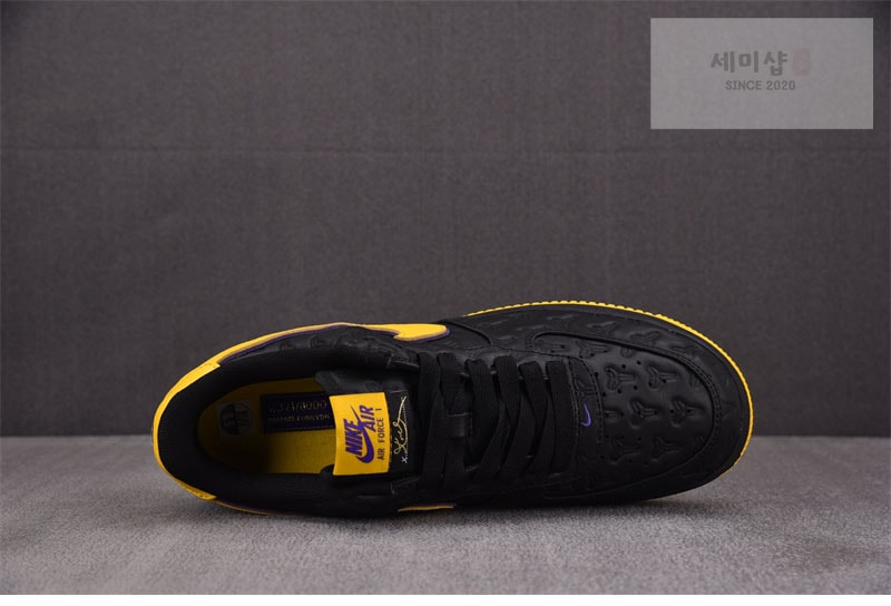 Nike 나이키 x 코비 브라이언트 에어포스 1 레이커스 어웨이 블랙 HV5122-001 신발 3번 이미지